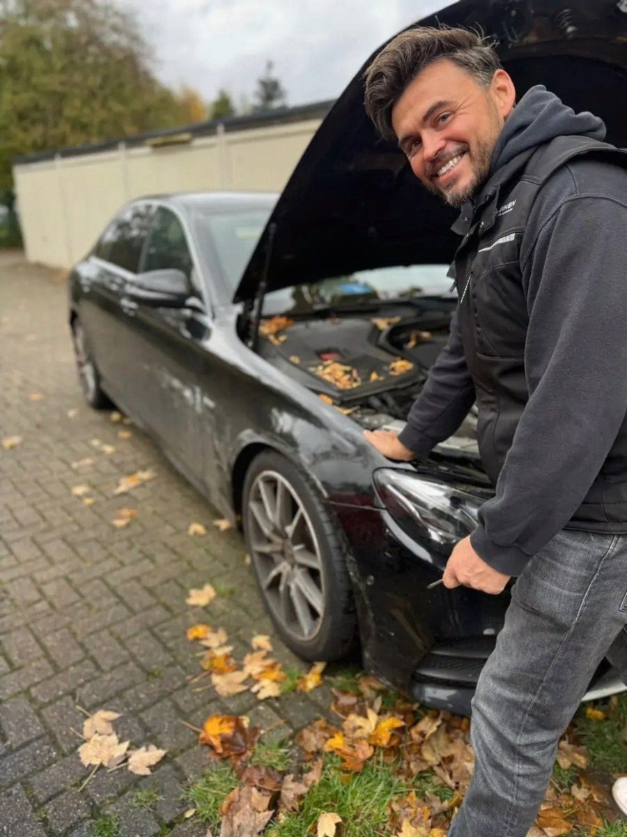 Kfz Gutachter für Tönisvorst: Carsten Heiken bei der Fahrzeugbegutachtung